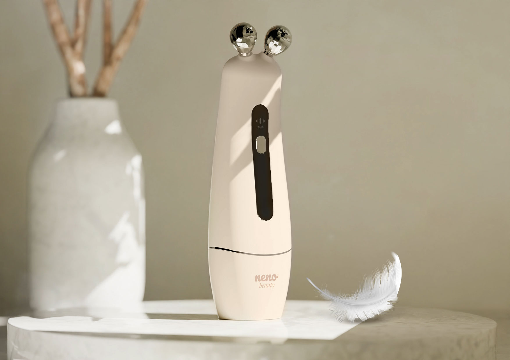 Urządzenie Neno Beauty Algo na tle jasnego wnętrza z piórkiem symbolizującym lekkość. Tekst o trzech trybach pracy EMS, RF, EMS+RF i dwóch końcówkach masujących.