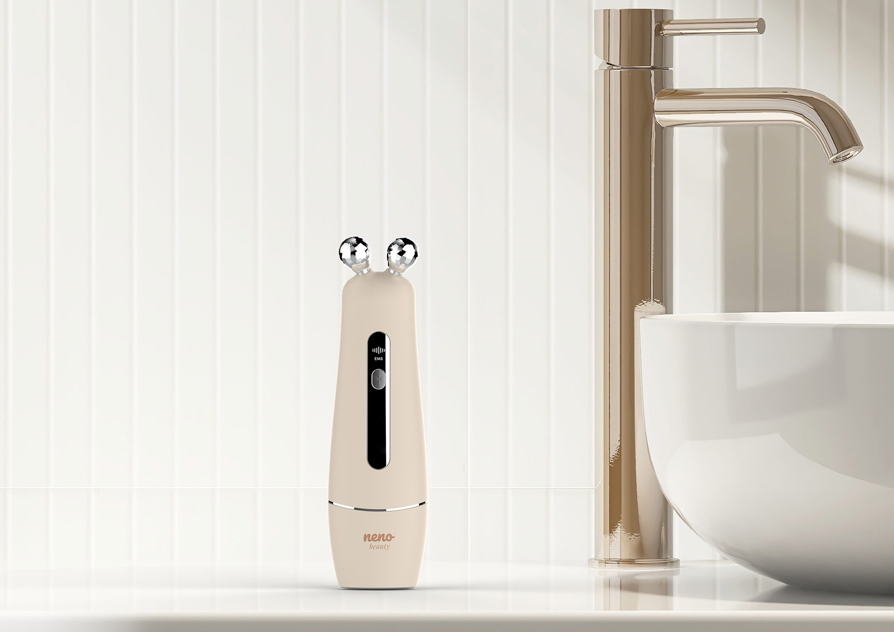 Ręka kobiety wkłada urządzenie do białego woreczka z napisem „neno beauty”. Tekst o akcesoriach w zestawie: osłonki, woreczek i ściereczka z mikrofibry.