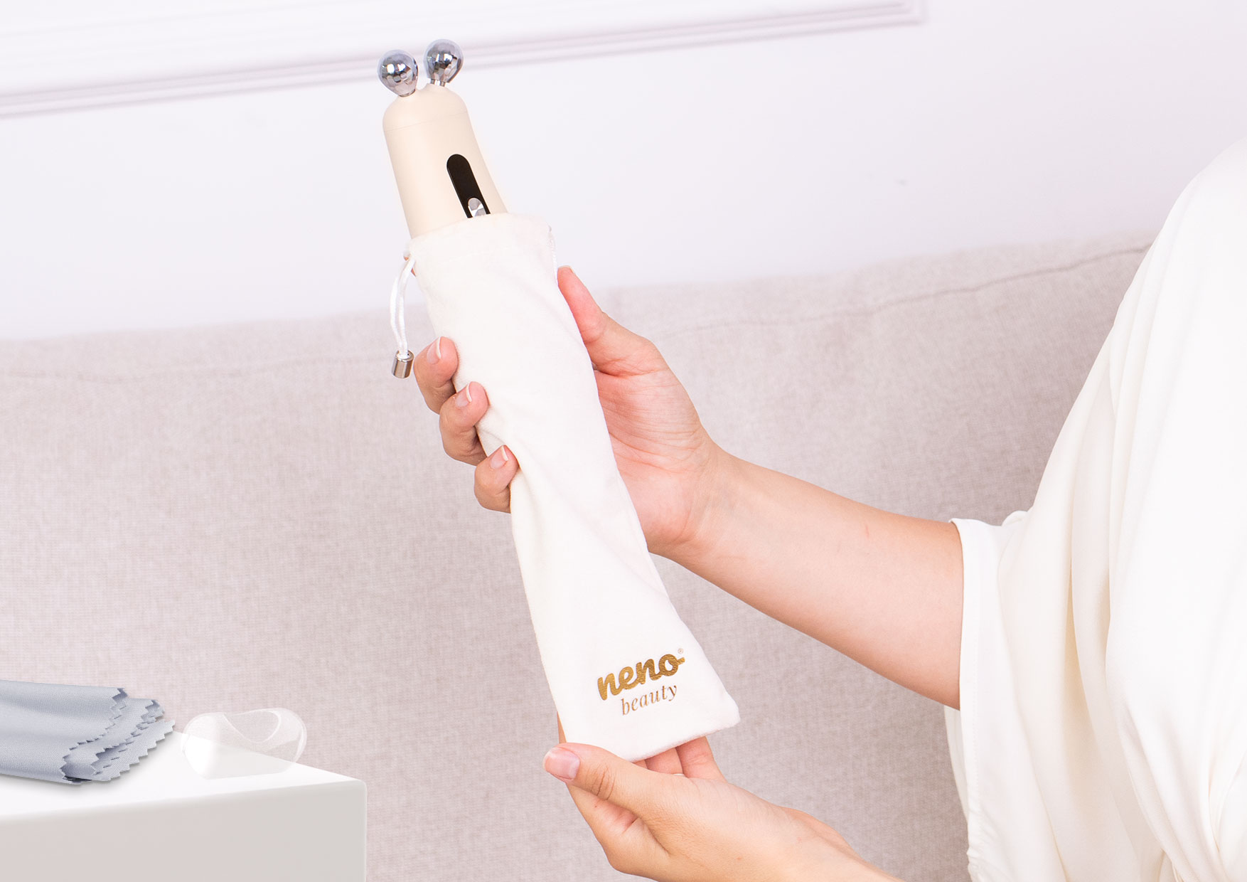 Urządzenie Neno Beauty Algo w eleganckim pudełku z danymi technicznymi, informacjami producenta i nagrodami dla marki KGK Trend – właściciela Neno.