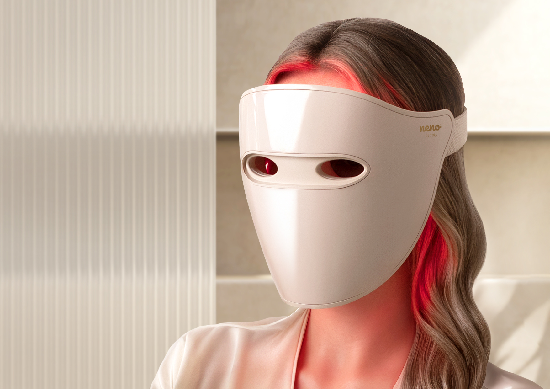 Kobieta w szlafroku ma na twarzy maskę LED Neno Beauty Alva emitującą czerwone światło. Po lewej logo „neno beauty” i opis maski do terapii światłem poprawiającej kondycję skóry twarzy.