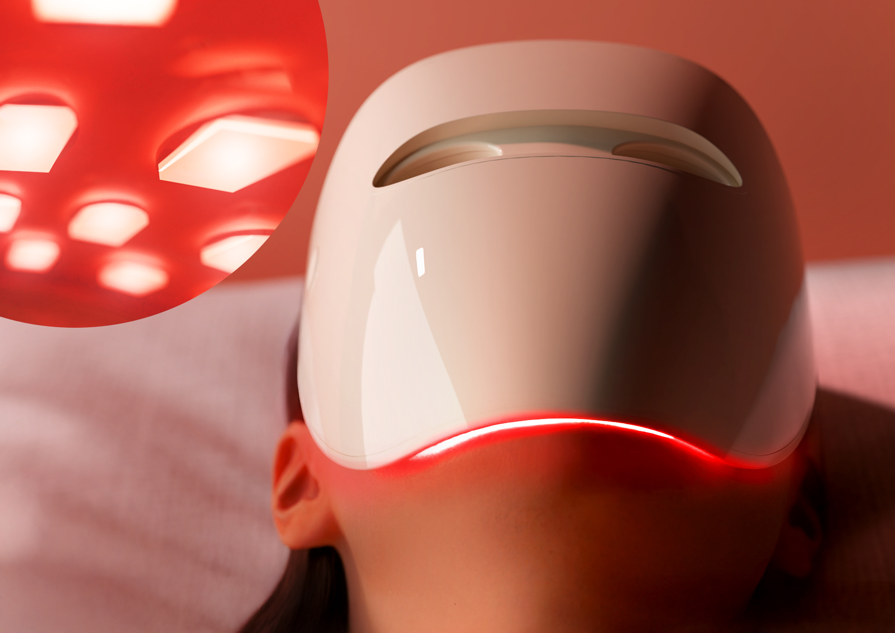 Kobieta leży z maską LED emitującą czerwone światło. Zbliżenie na diody maski. Opis pełnego pokrycia twarzy dzięki 220 punktom LED dla równomiernej i skutecznej terapii skóry.