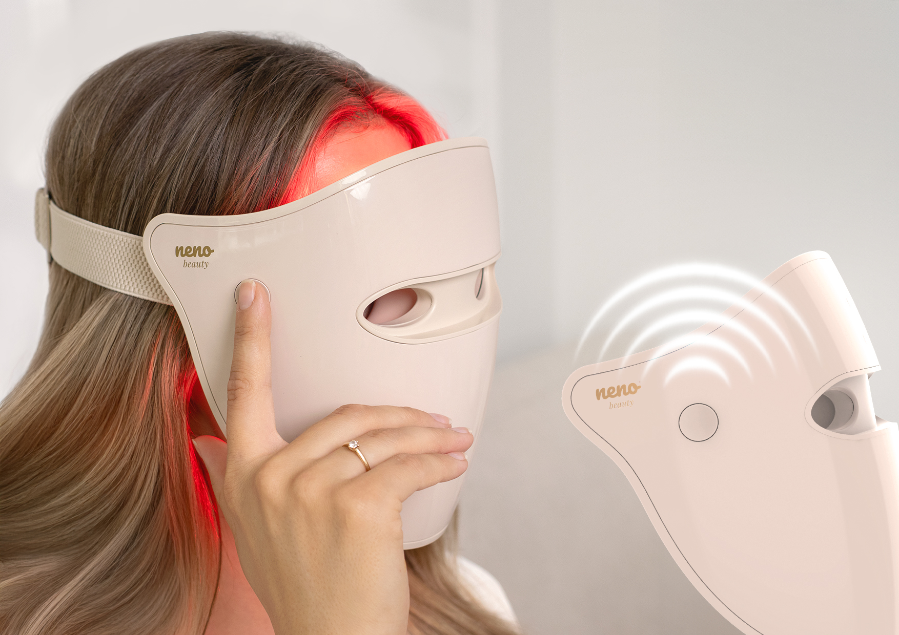 Kobieta w trakcie zabiegu światłem czerwonym dotyka maski. Obok zbliżenie na przycisk z falami dźwiękowymi. Opis intuicyjnej obsługi jednym przyciskiem i komunikatów głosowych.