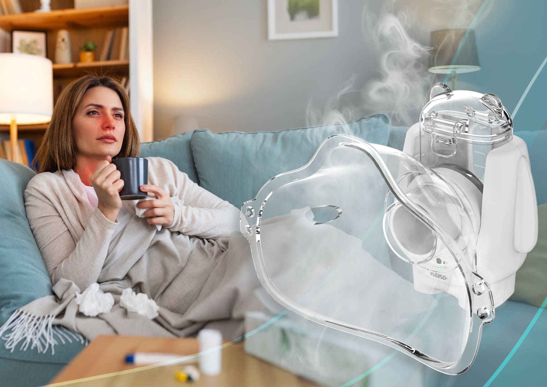 Kobieta z katarem odpoczywa na kanapie z nebulizatorem Neno Atemo.
