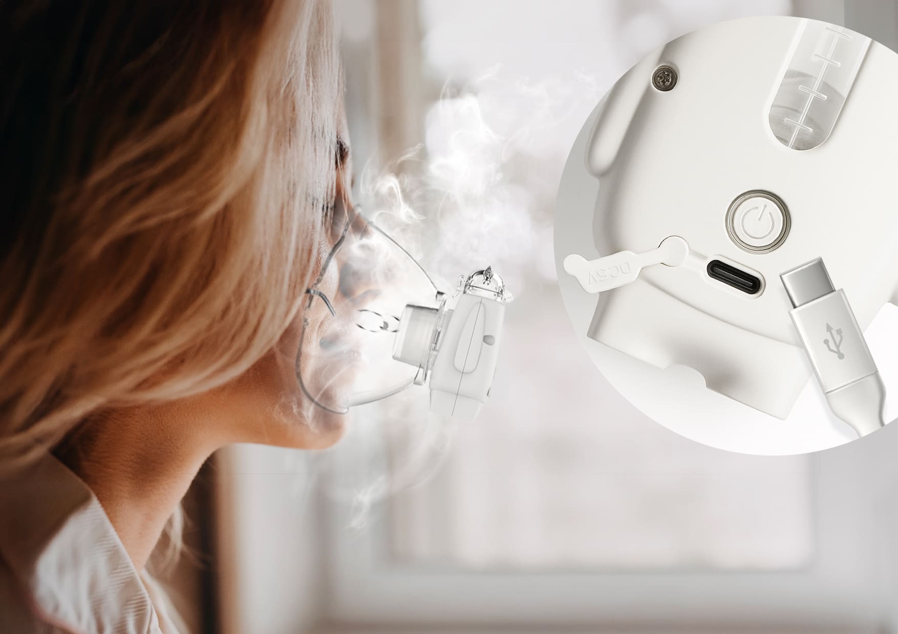 Kobieta inhalująca się nebulizatorem Neno Atemo zbliżenie na port USB-C.