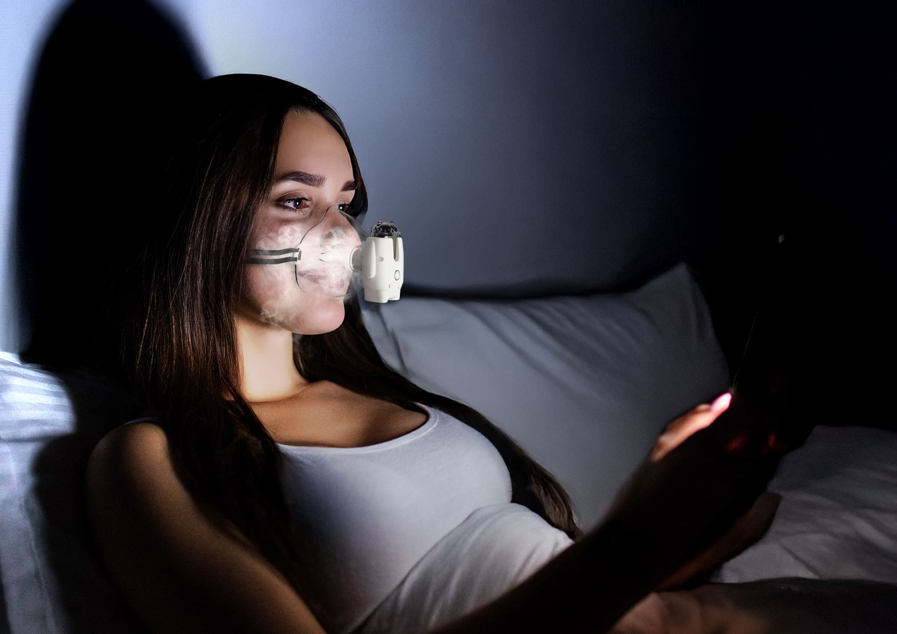 Kobieta wieczorem używa nebulizatora Neno Atemo leżąc w łóżku.