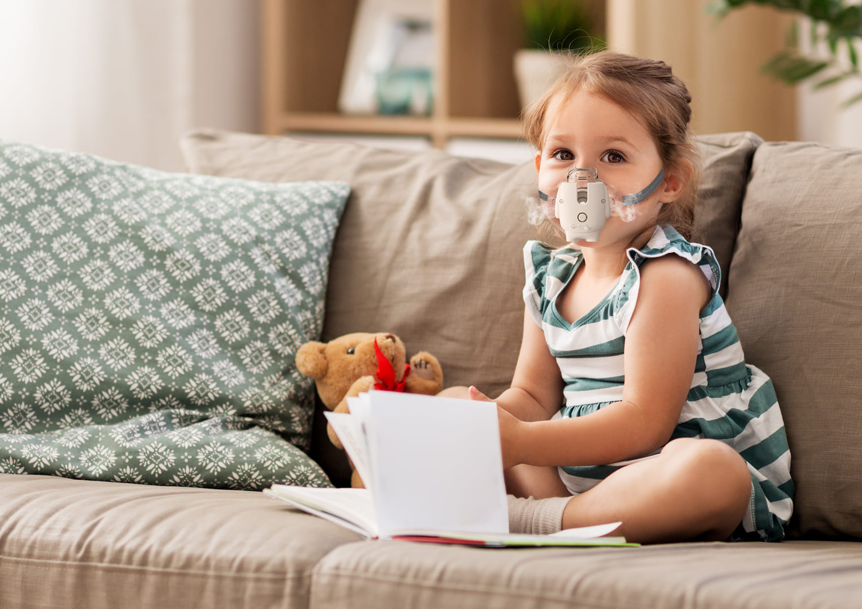 Dziewczynka podczas inhalacji nebulizatorem Neno Atemo z oznaczeniem czasu 20 minut.