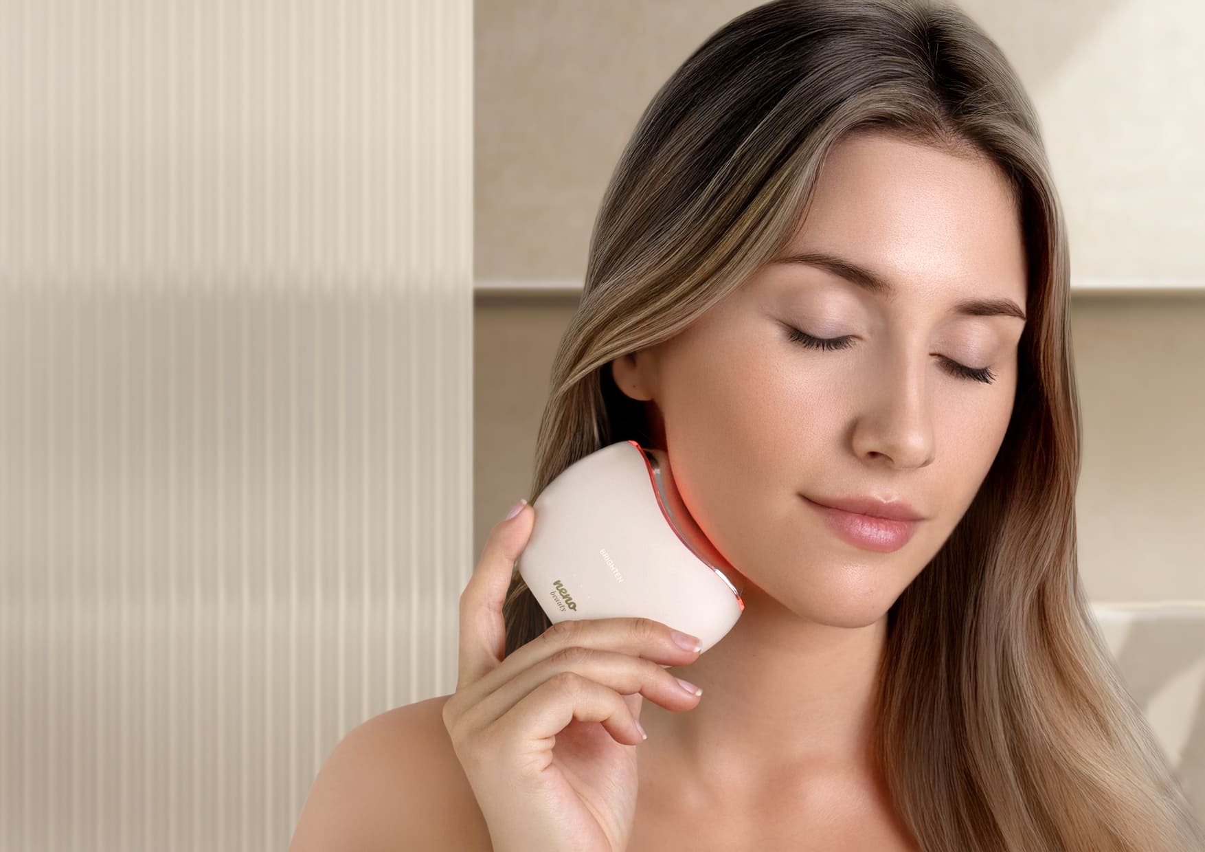 Młoda kobieta trzyma elegancki masażer Neno Auri przy policzku, zamknięte oczy, relaksująca sceneria.