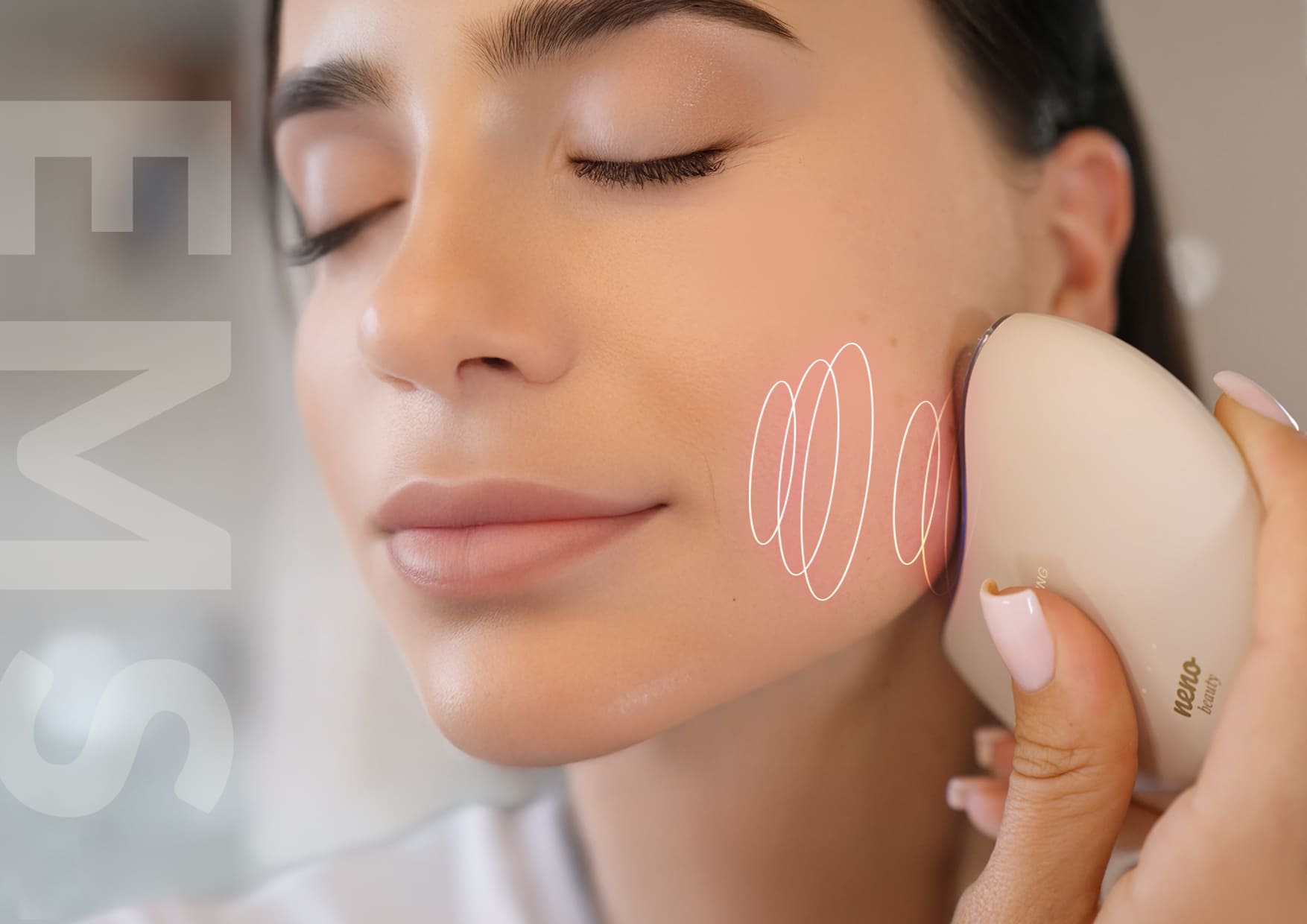 Modelka używa Auri przy policzku; grafika tłumaczy działanie technologii EMS.