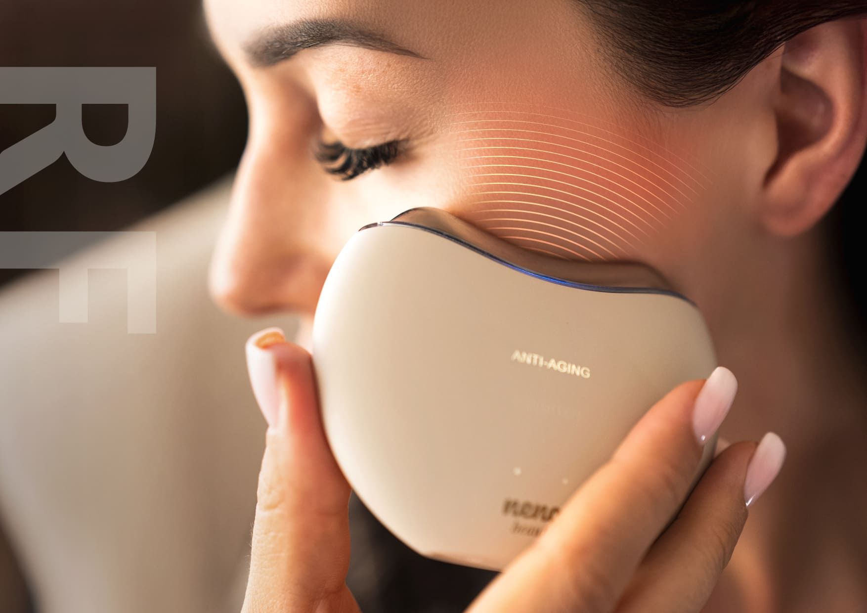 Zbliżenie na twarz modelki podczas masażu; opis działania technologii RF i odczucia ciepła.