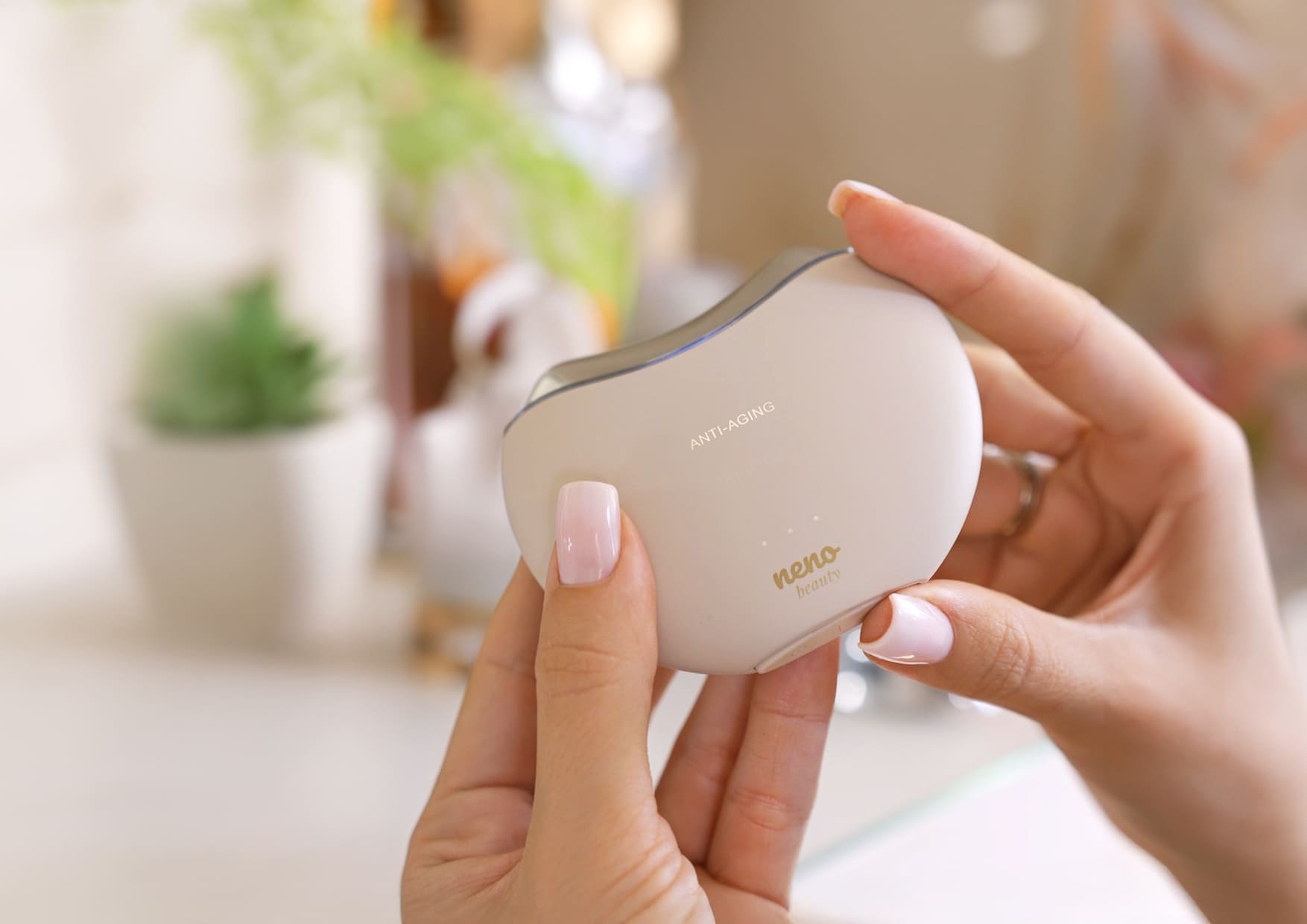 Dłoń trzymająca masażer; informacja o funkcji pamięci zapamiętującej ostatnie ustawienia.