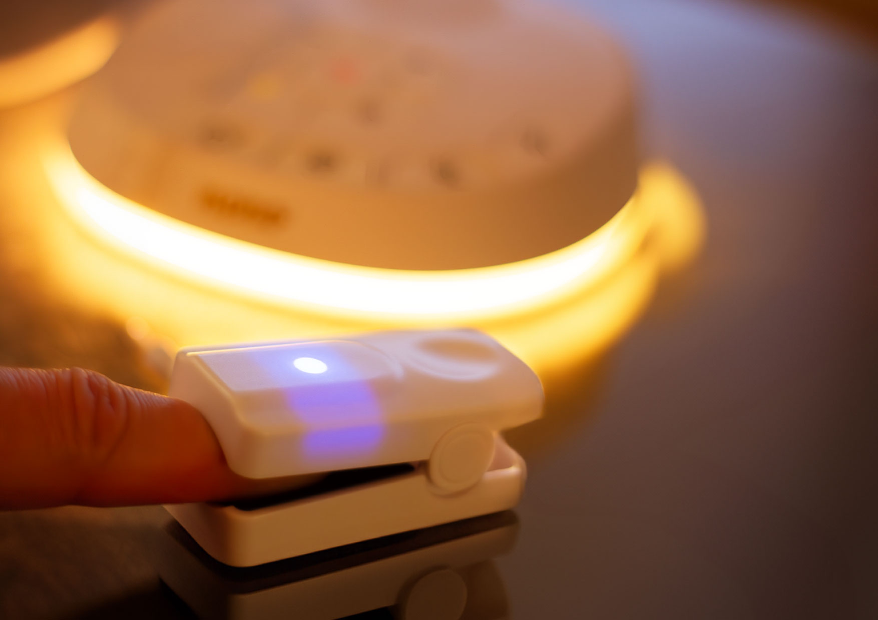 świecąca Neno Lumia i dorosly nagrywający brzmienie serca 