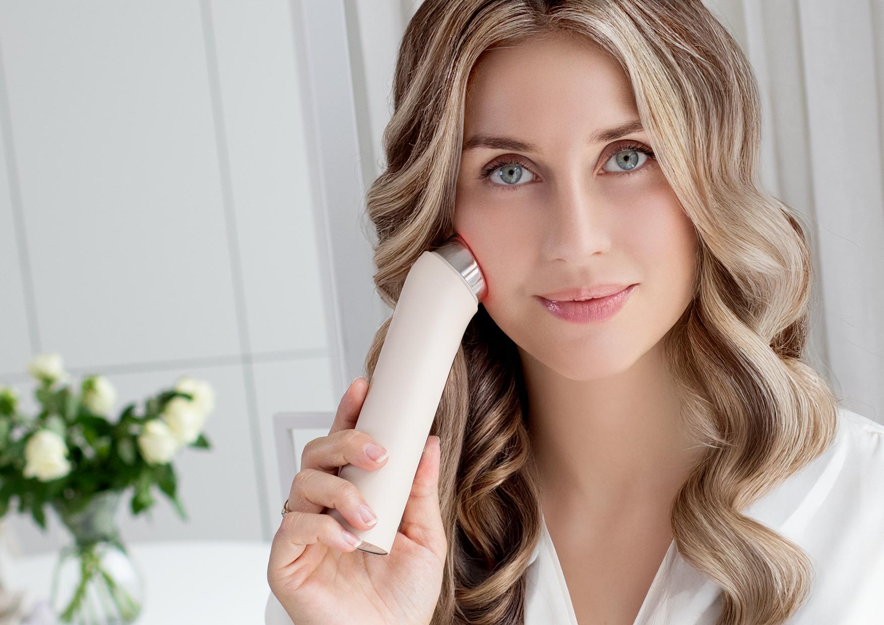 Neno Beauty Luve – wielozadaniowe urządzenie do pielęgnacji twarzy z mikroprądami i technologią odmładzania skóry, przedstawione na tle złotej identyfikacji serii Exclusive.