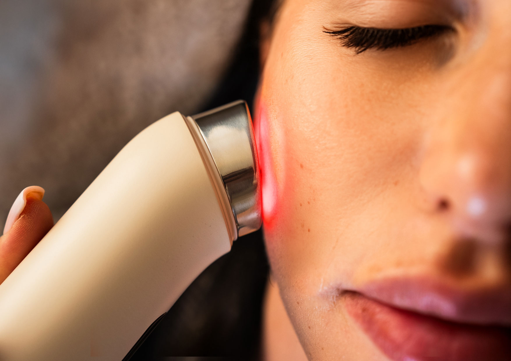 Kolejność zabiegów Neno Beauty Luve – sekwencja: AIR SHOT → BOOSTER → MC → DERMA SHOT; wskazówki o kosmetykach i żelu przewodzącym.