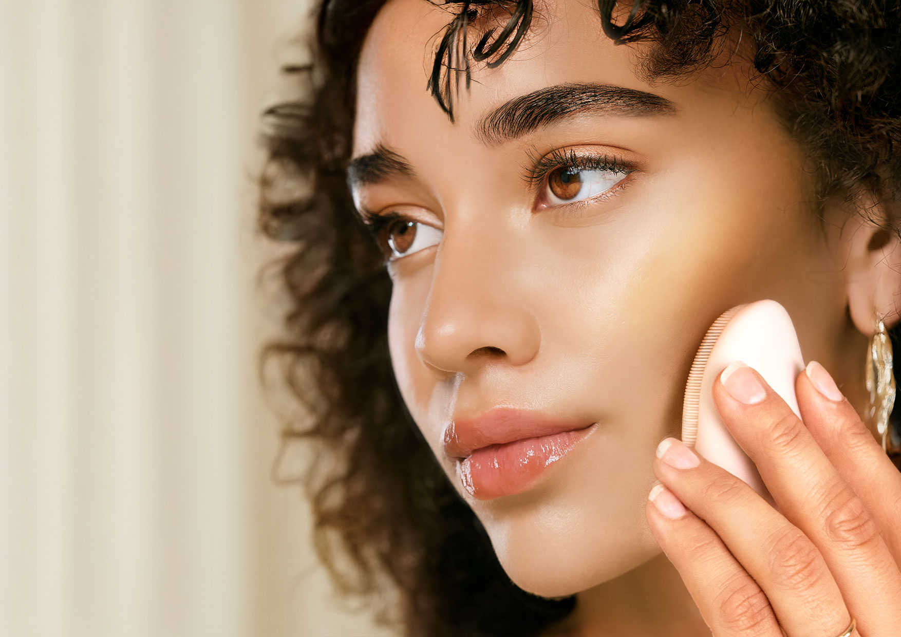 Neno Beauty Mica – termo-soniczna szczoteczka do oczyszczania twarzy z funkcją podgrzewania, prezentowana w dłoni kobiety. Produkt z serii Exclusive, wodoodporny IPX7.