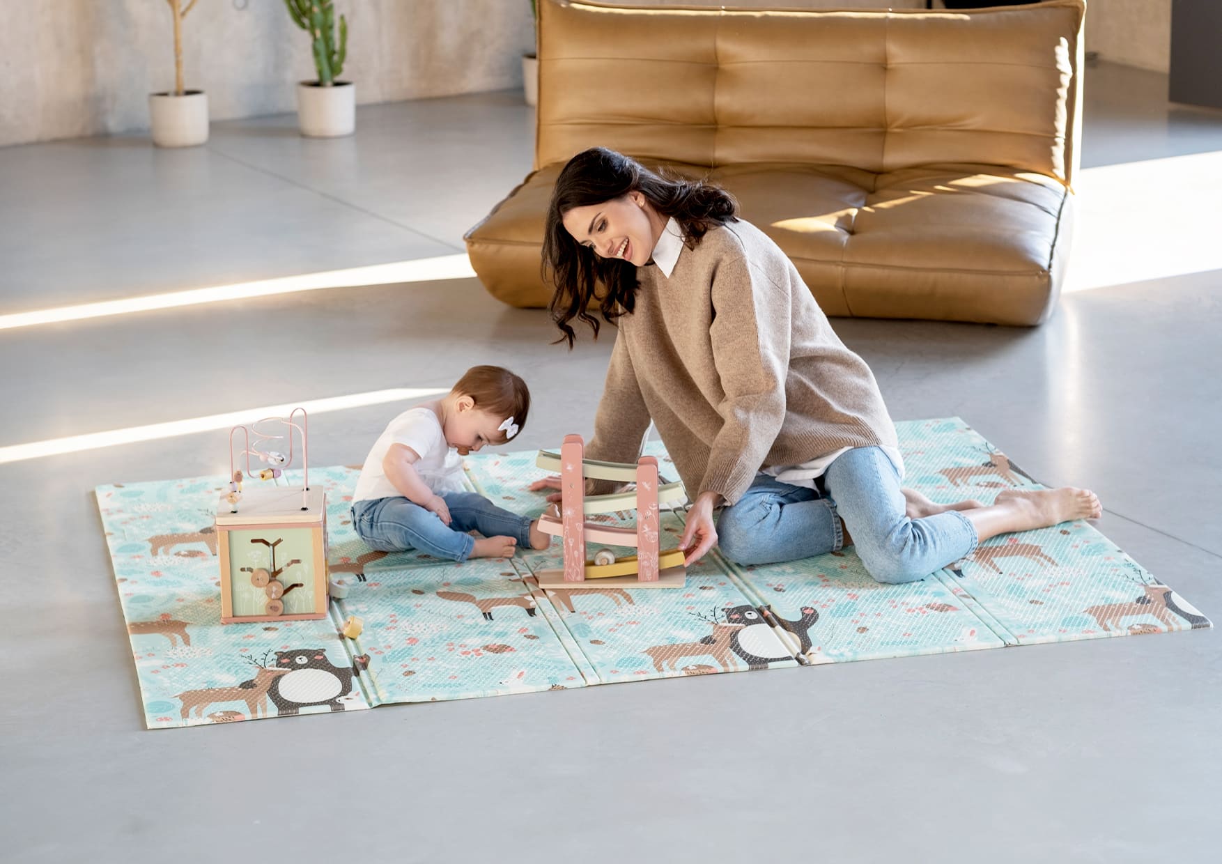 woman playing on a Neno Mondo mat with her toddler