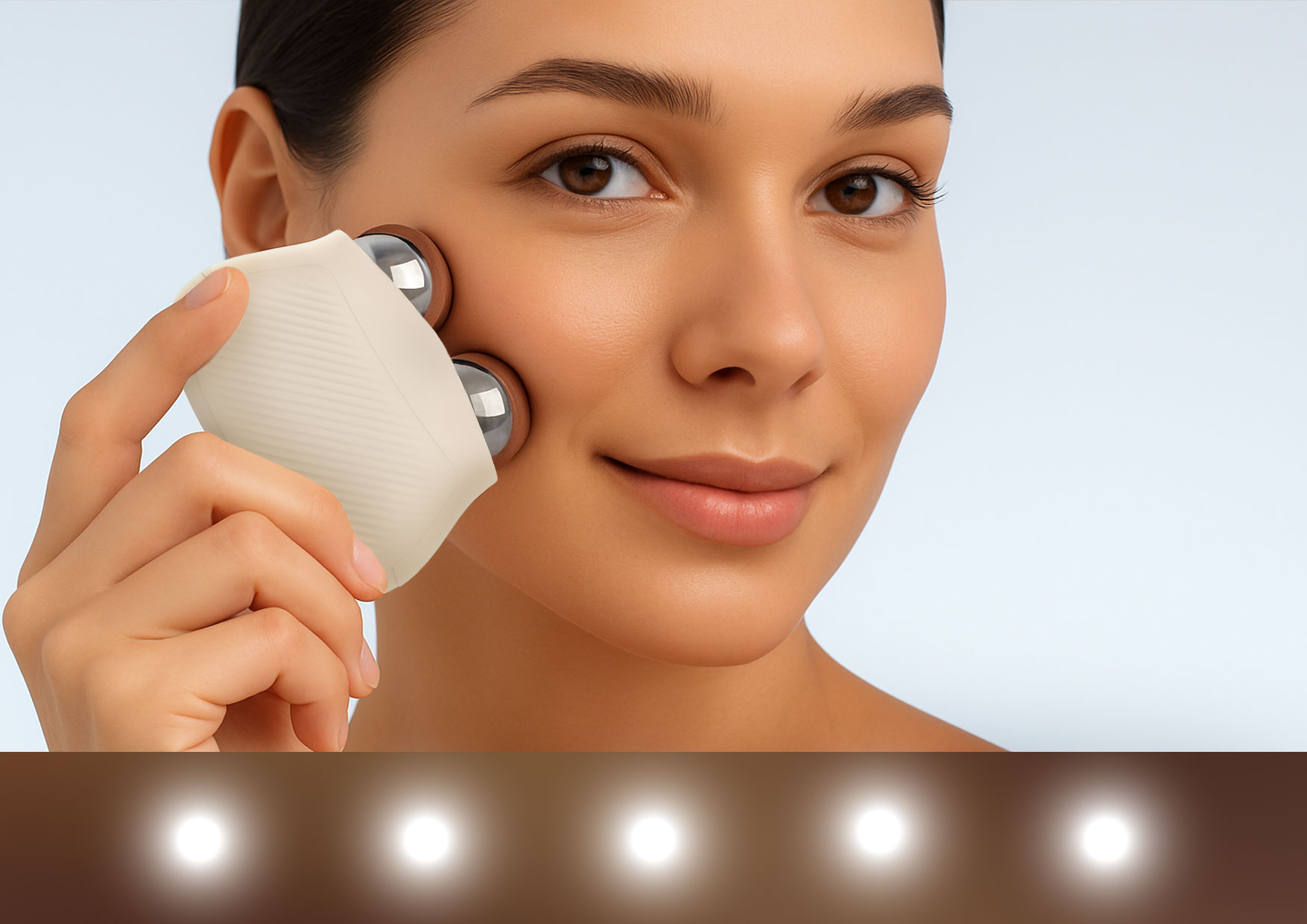 Kobieta używa Neno Naya na policzkach; ilustracja pięciu poziomów intensywności zabiegu.