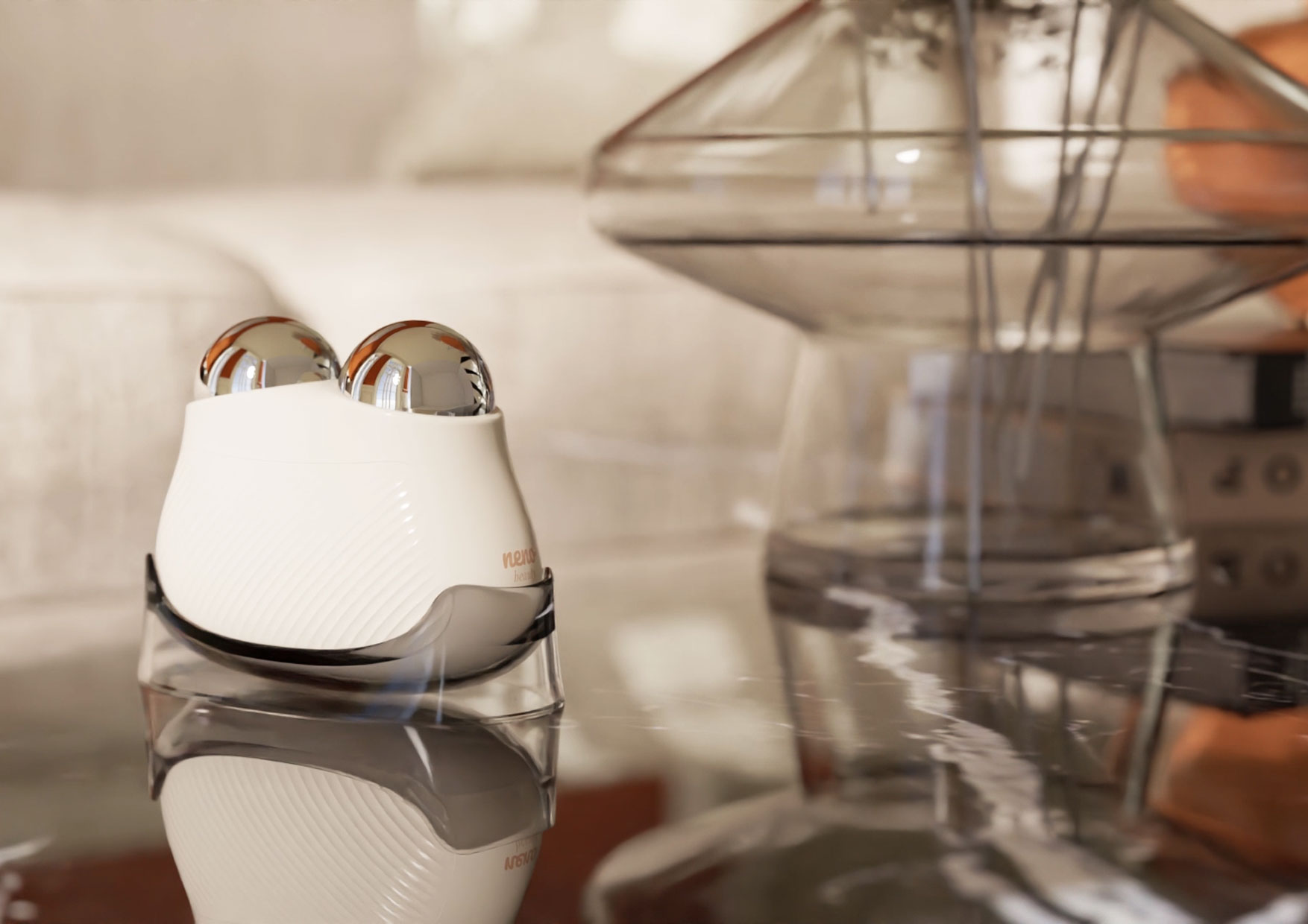 Masażer Neno Naya na podstawce obok listy zasad bezpieczeństwa i higieny użytkowania.