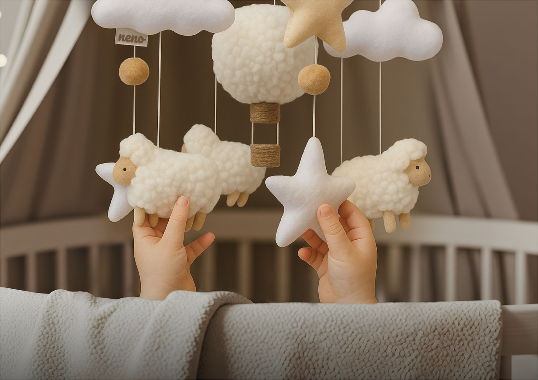 Dziecko wyciąga ręce do maskotek karuzeli Neno Nelu. Baranki i chmurki zachęcają do ruchu i rozwijają koordynację.