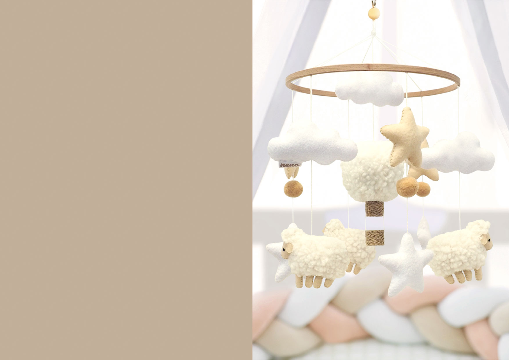 Karuzela Neno Nelu z barankami i chmurkami. Obok widoczna specyfikacja techniczna i nagrody marki Neno.