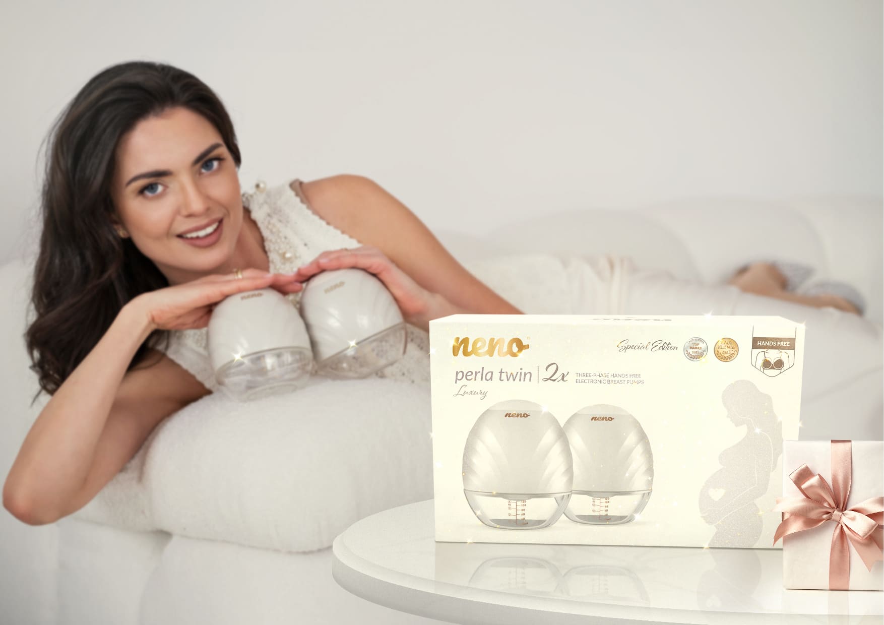 femeie elegantă ținând în mână Neno Perla Twin