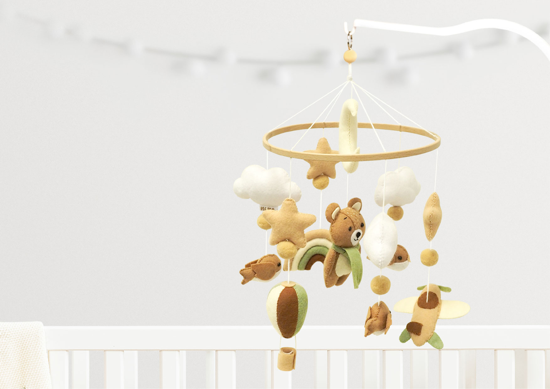 Karuzela Neno Pico z misiami, gwiazdkami i chmurkami nad łóżeczkiem. Naturalne kolory i ikony funkcji: łatwy montaż, ręcznie robione, rozwój wzroku.