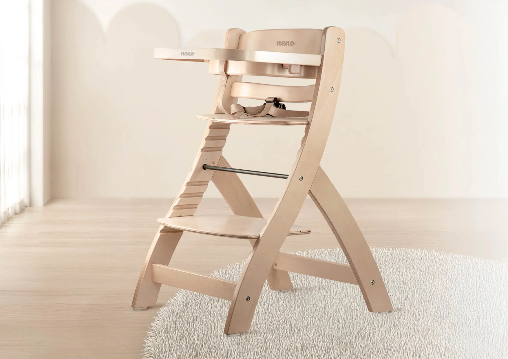 Drewniane krzesełko do karmienia Neno Pino 2w1 z regulacją wysokości, odpinaną tacką i pasami bezpieczeństwa. Estetyczna aranżacja wnętrza i szczegóły konstrukcji.
