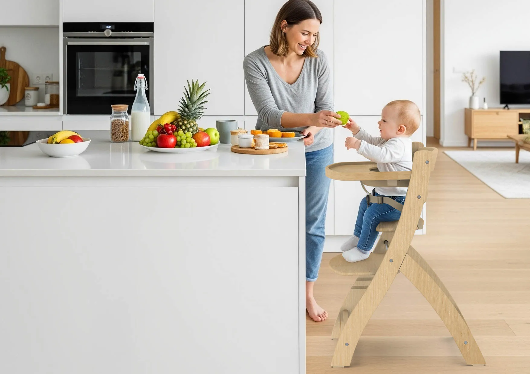 Mama karmi dziecko siedzące w drewnianym krzesełku Neno Pino z 3-punktowymi pasami bezpieczeństwa przy kuchennym blacie.