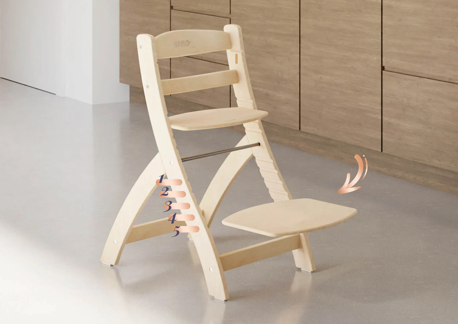 Zbliżenie na drewniane krzesełko Neno Pino z pięciostopniową regulacją podnóżka, pokazane w jasnym wnętrzu kuchni.