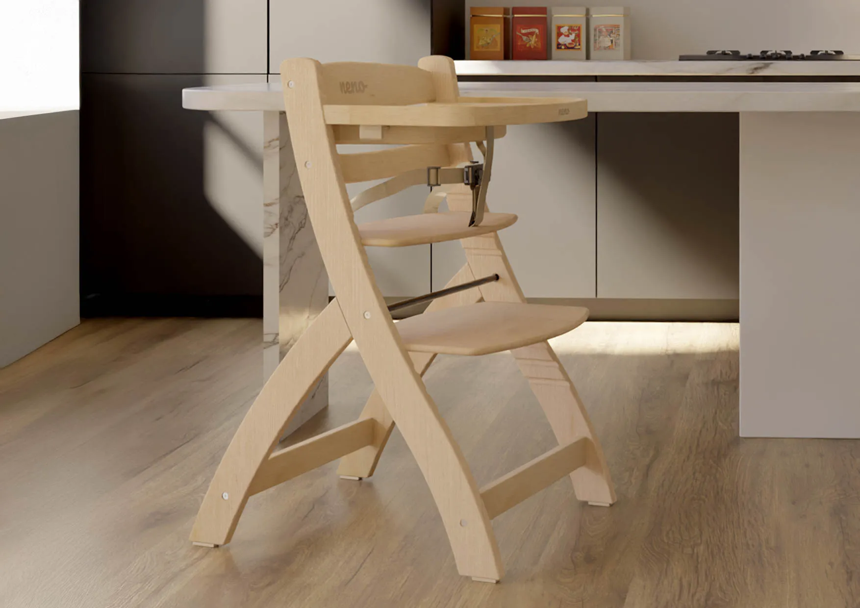 Drewniane krzesełko Neno Pino przy stole. Zdjęcie pokazuje trwałość i naturalne wykończenie drewna w nowoczesnej kuchni.