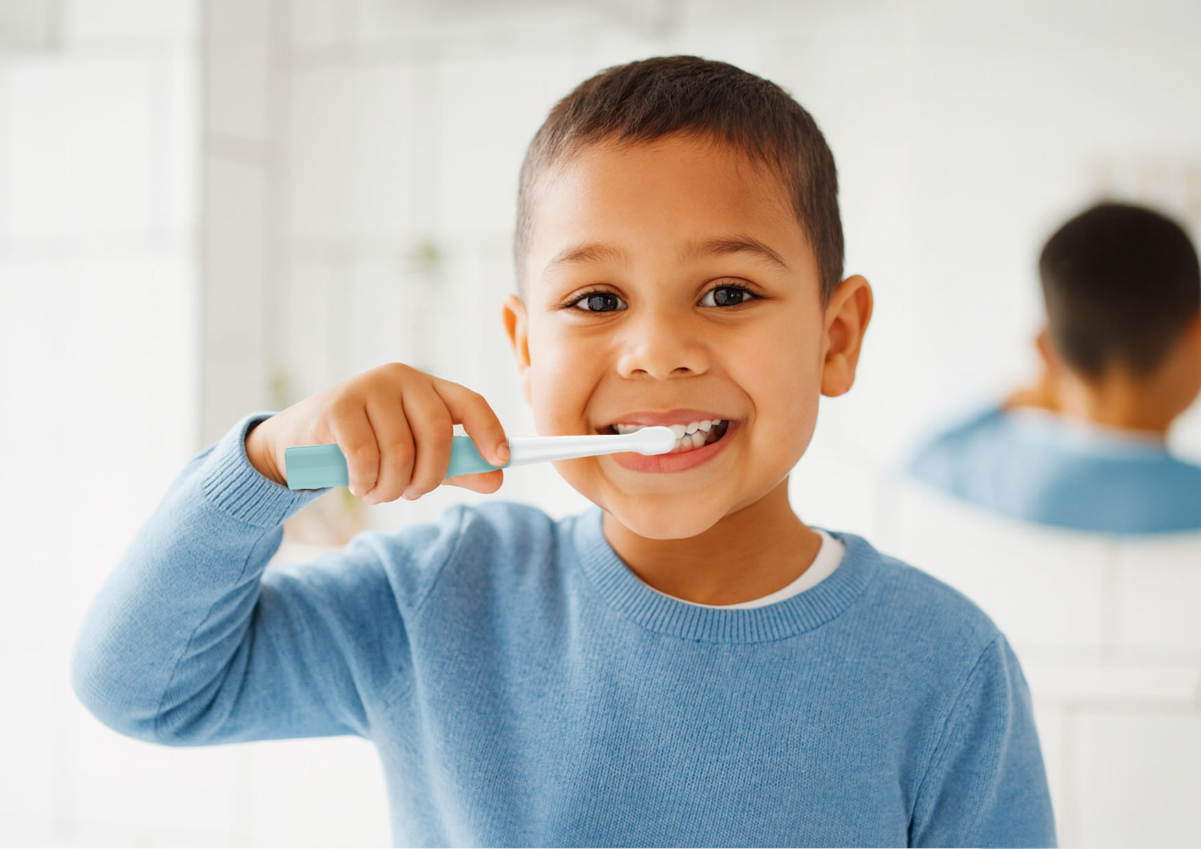 Elektryczna szczoteczka dziecięca z widoczną wymienną końcówką