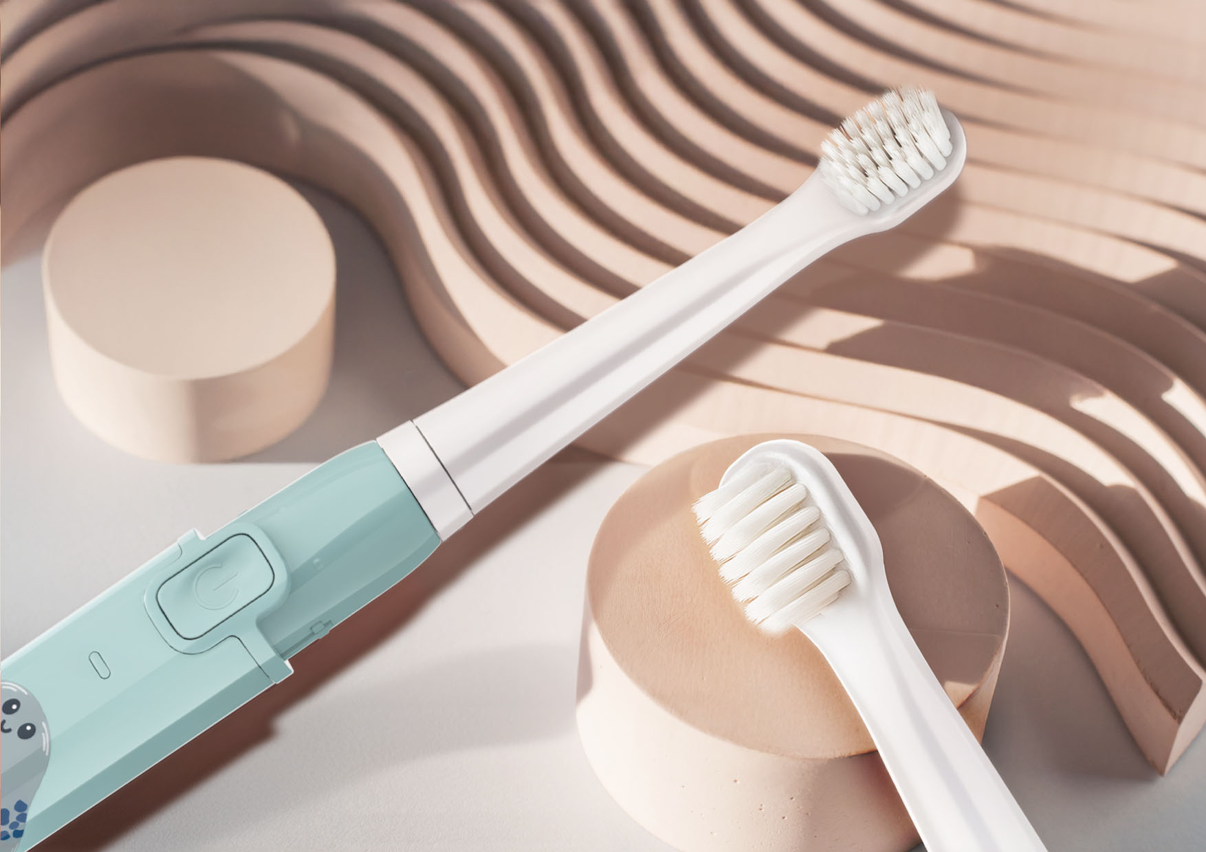 Małe dziecko trzymające elektryczną szczoteczkę do zębów w łazience