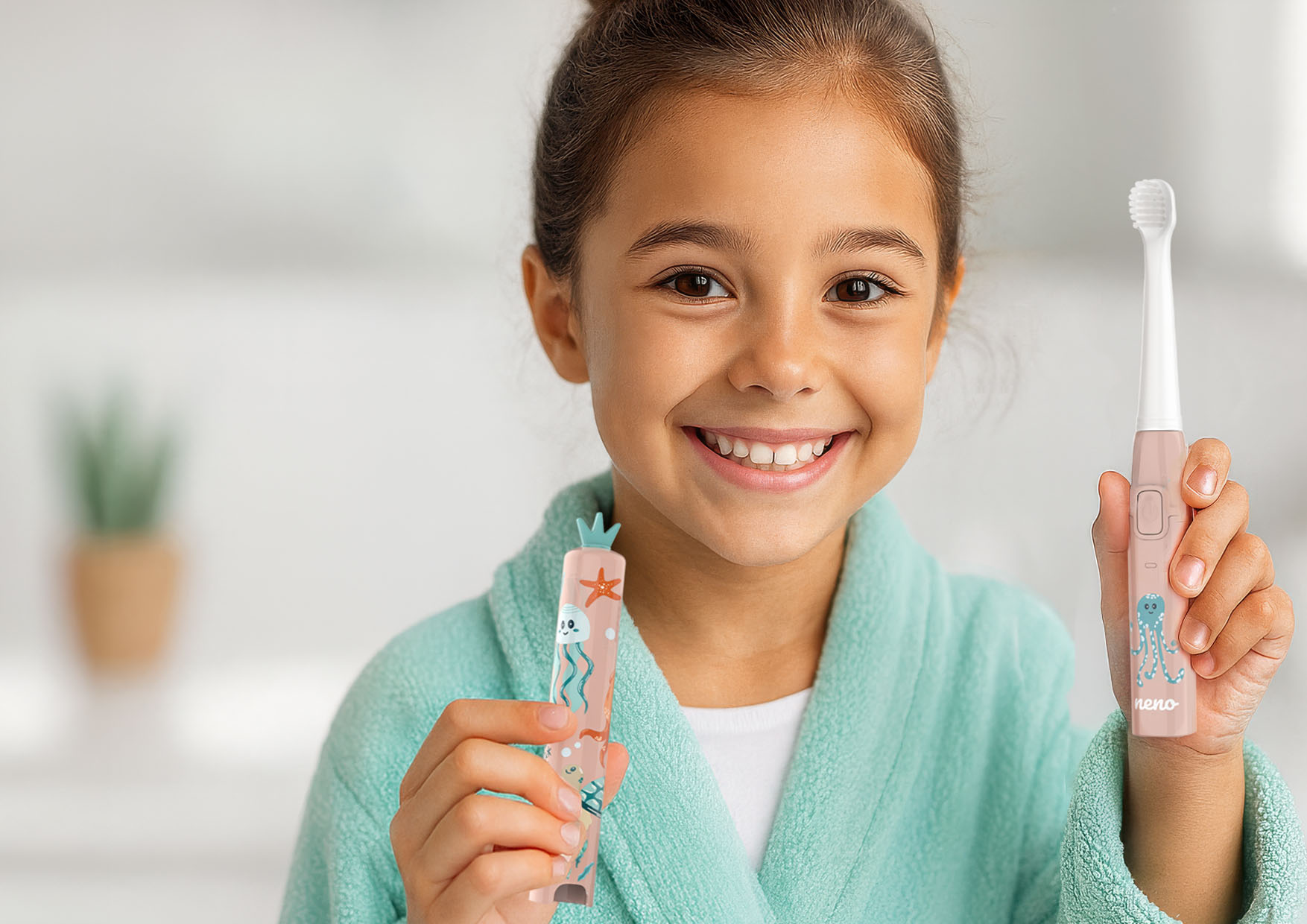 Różowa elektryczna szczoteczka dla dzieci z morskim wzorem, stojąca na jasnym tle