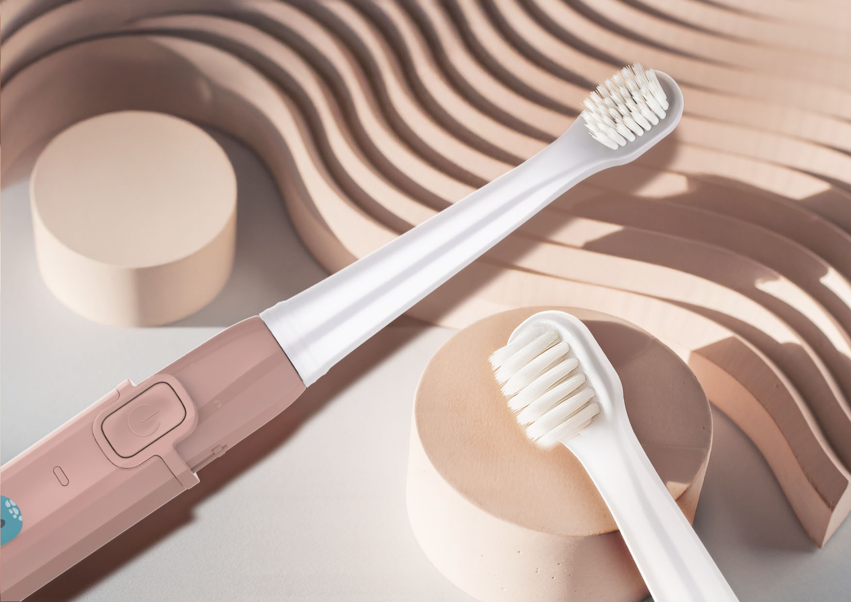 Elektryczna szczoteczka dziecięca z widoczną wymienną końcówką