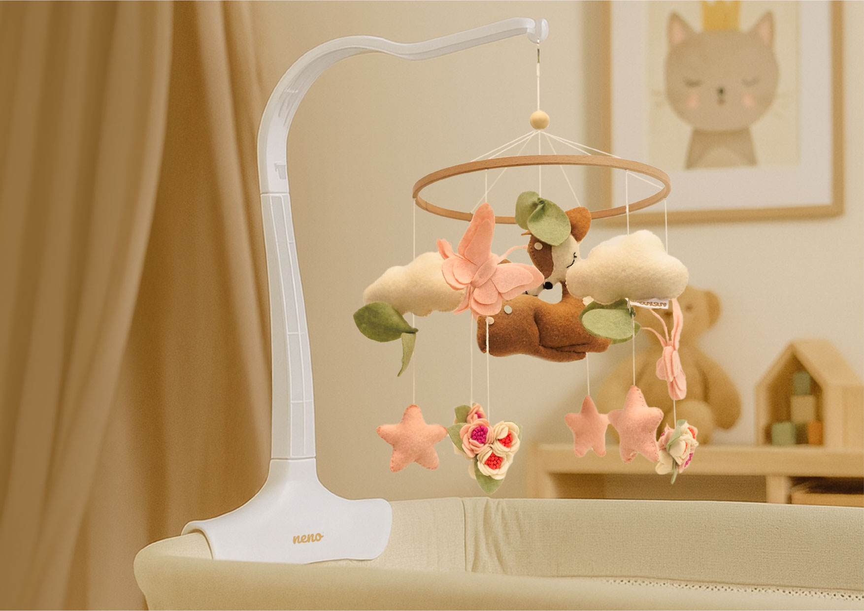 Karuzela Neno Rosi na białym pałąku nad łóżeczkiem; łatwy montaż bez narzędzi i stabilne mocowanie do większości łóżeczek.