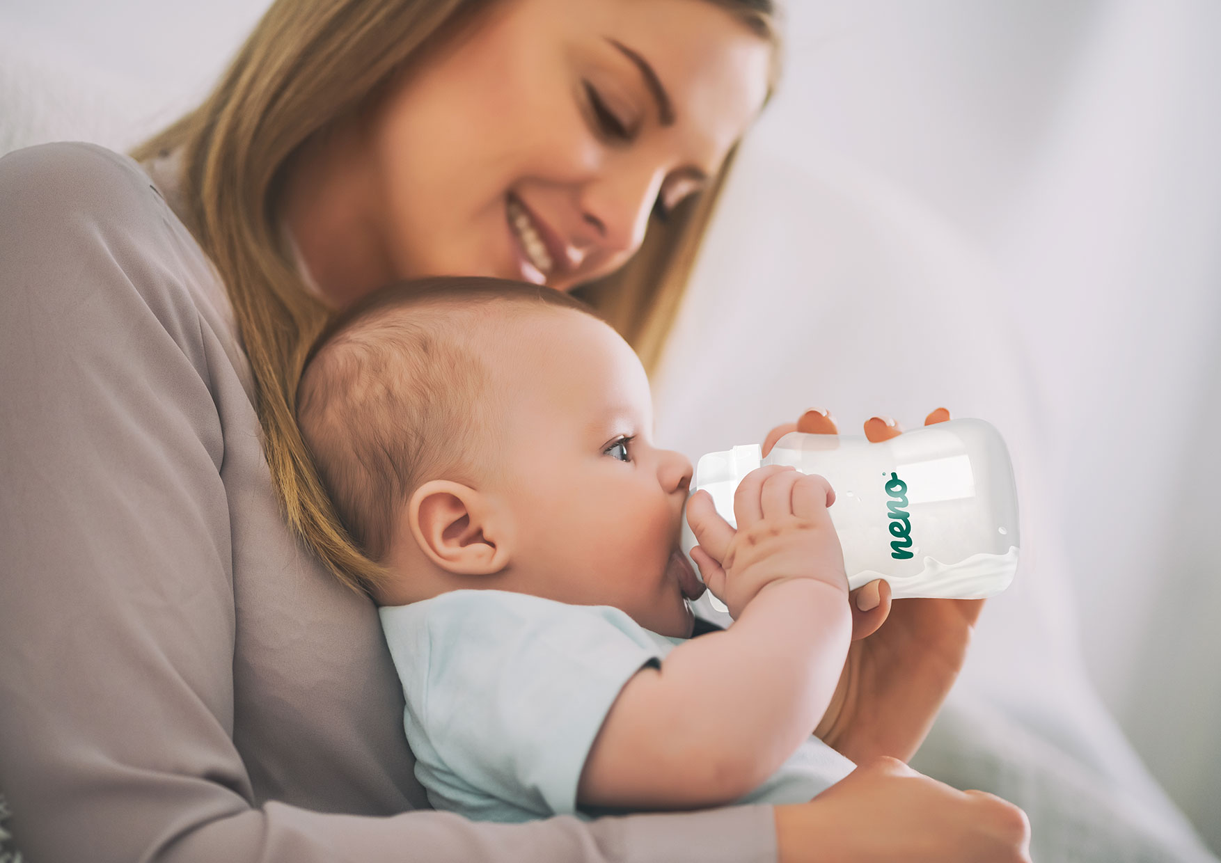 mother feeds baby with Neno bottle