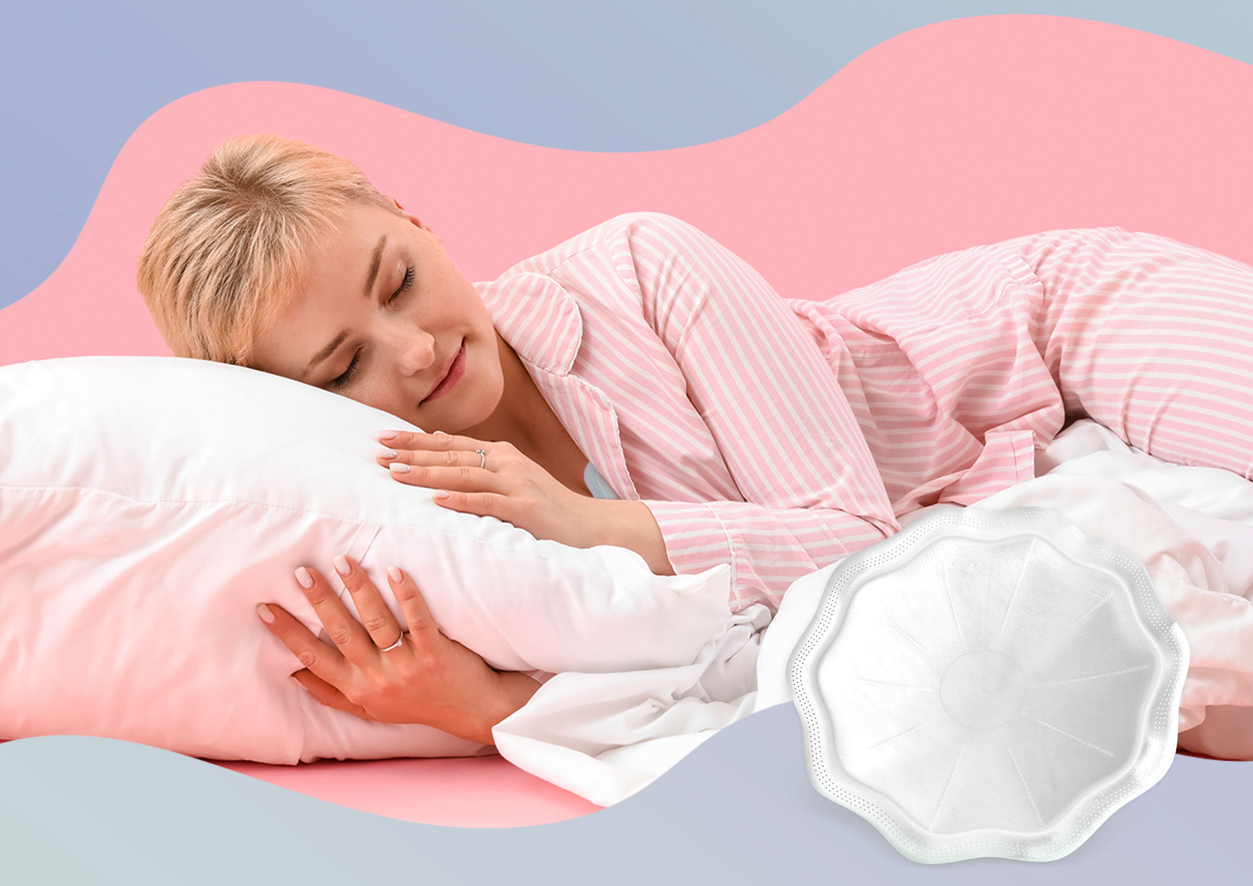 kobieta leżąca w łóżeczku w piżamie karmiąca malucha